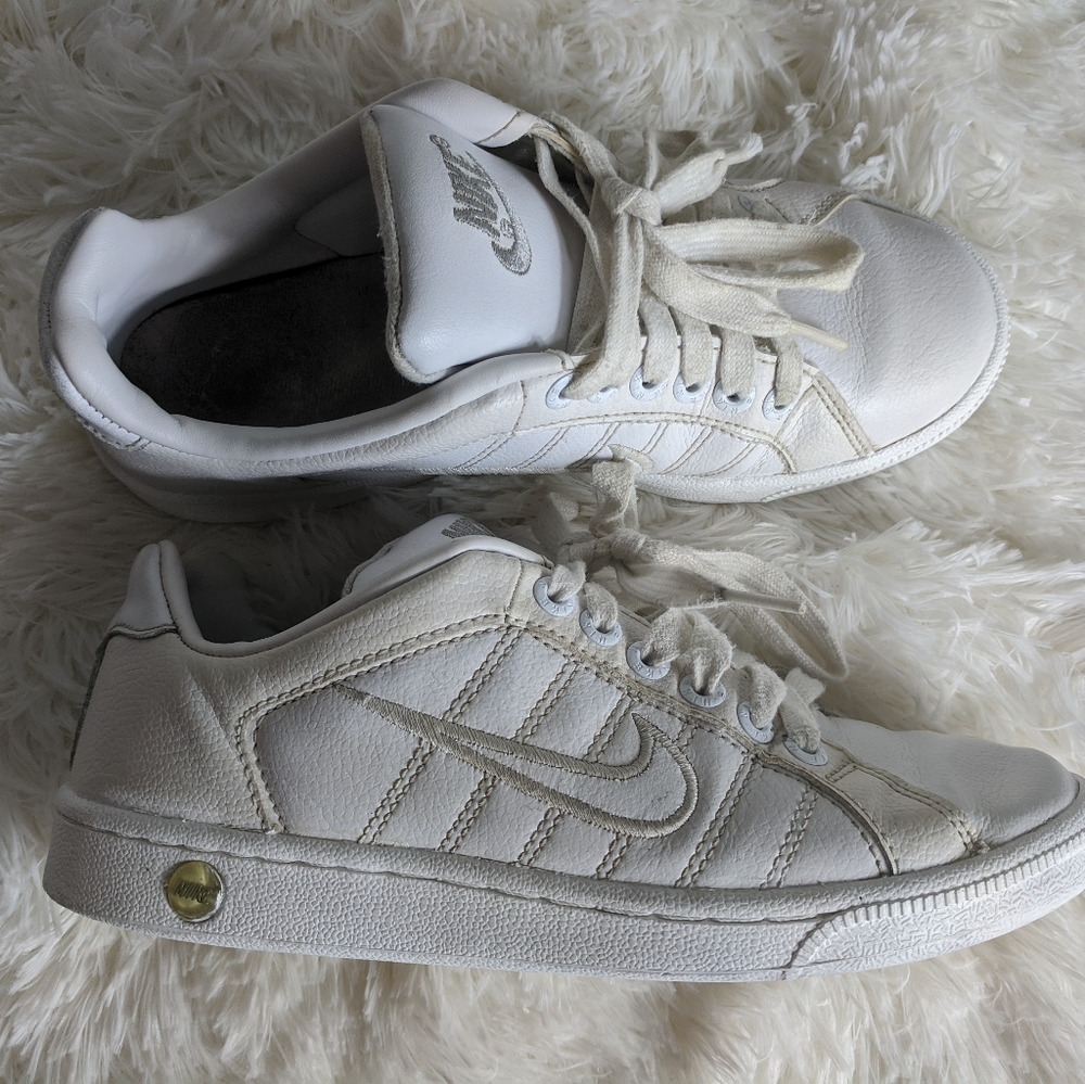 NIKE CLASSIC WOMENS SHOE